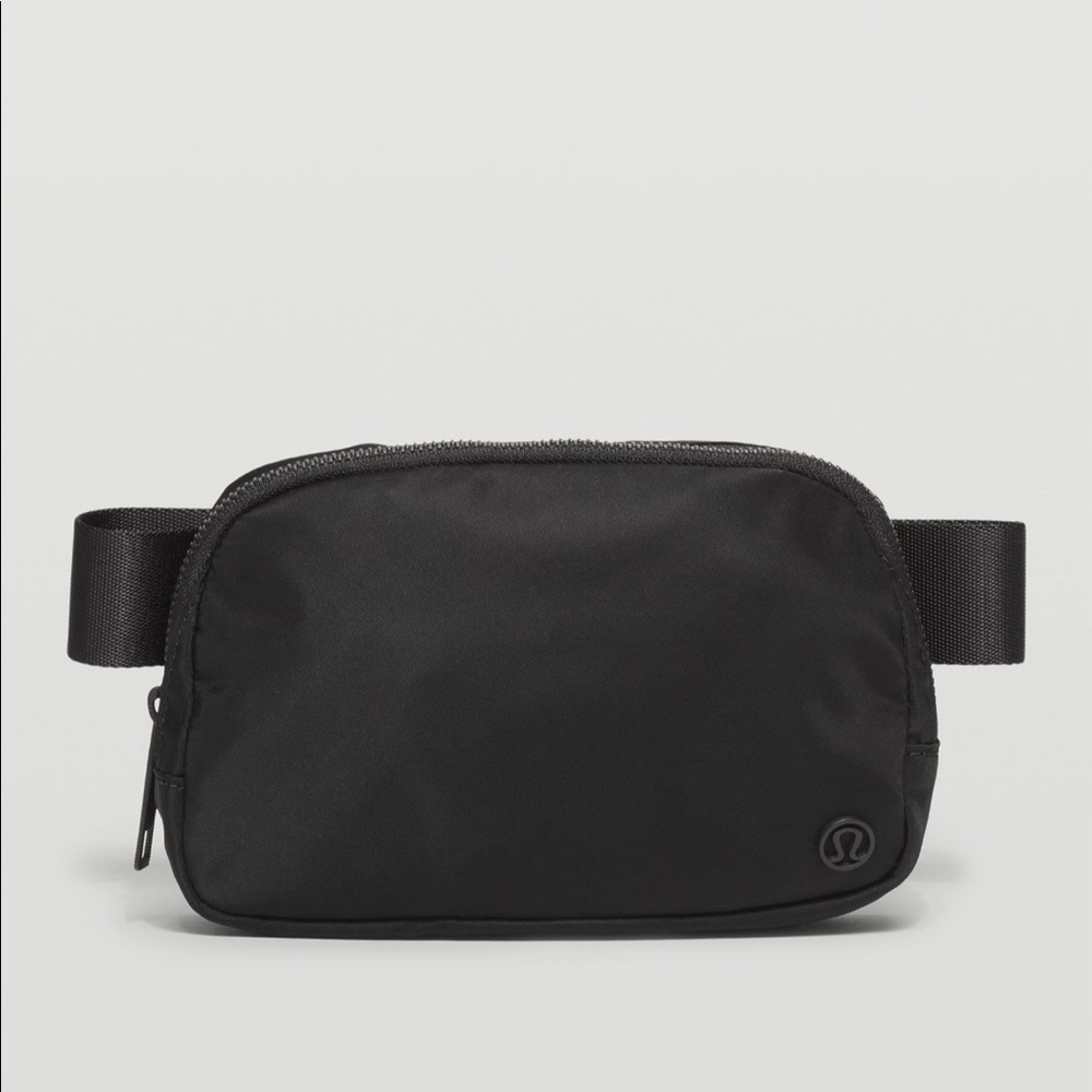 NWT Lululemon Everywhere Belt Bag Black.